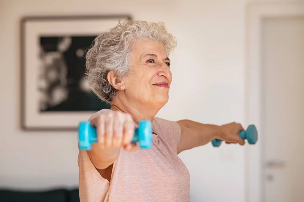 Ejercicios con pesas para adultos mayores - TENA
