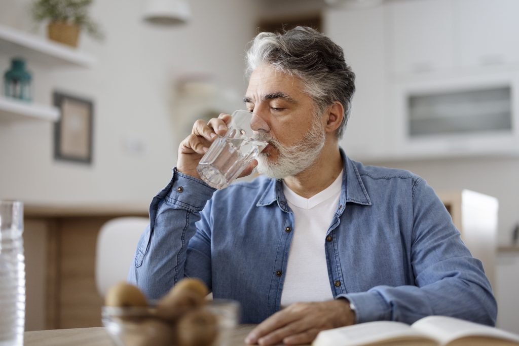 Beber agua en casa - TENA
